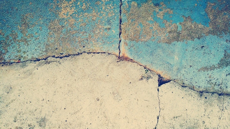 pęknięcia w betonie