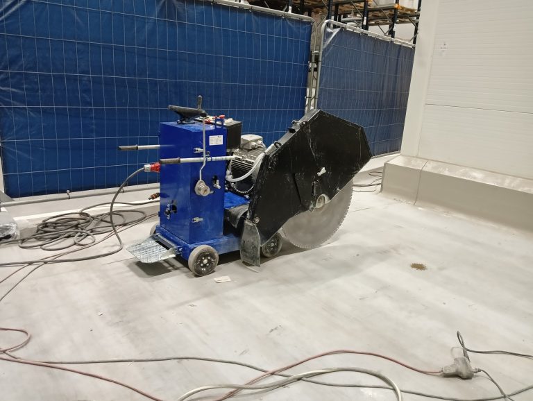 Jak ciąć beton bez kurzu? Sprawdź technikę diamentową od HBS System!