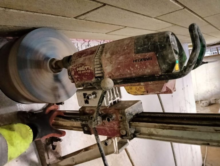 Wiercenie otworu w fundamencie techniką diamentową