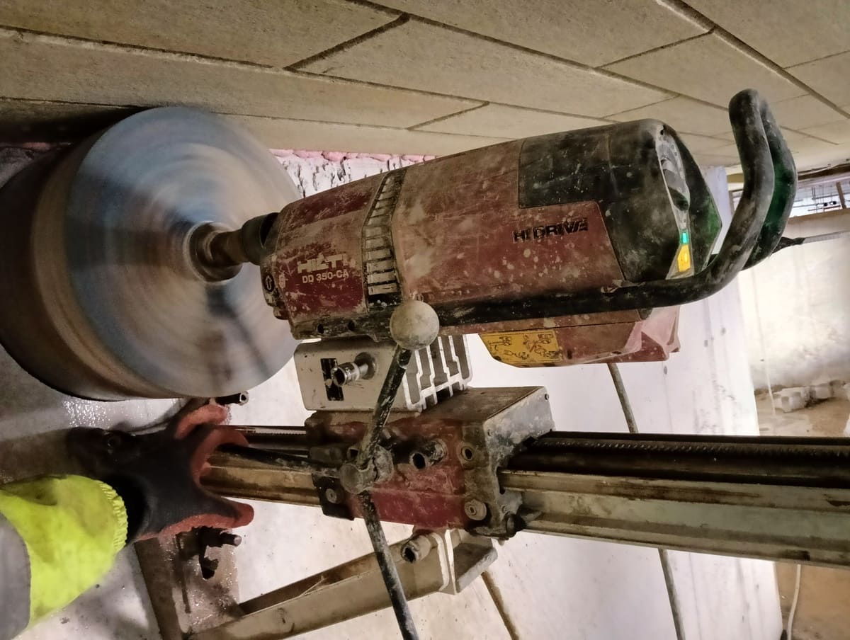 Wiercenie otworu w fundamencie techniką diamentową