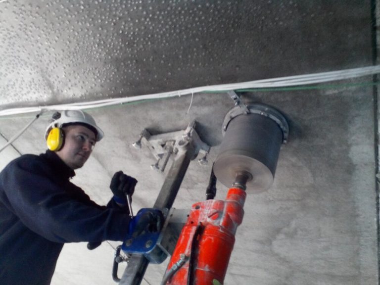 Wiercenie pod kanalizację w betonie – przewiert przez ścianę i strop